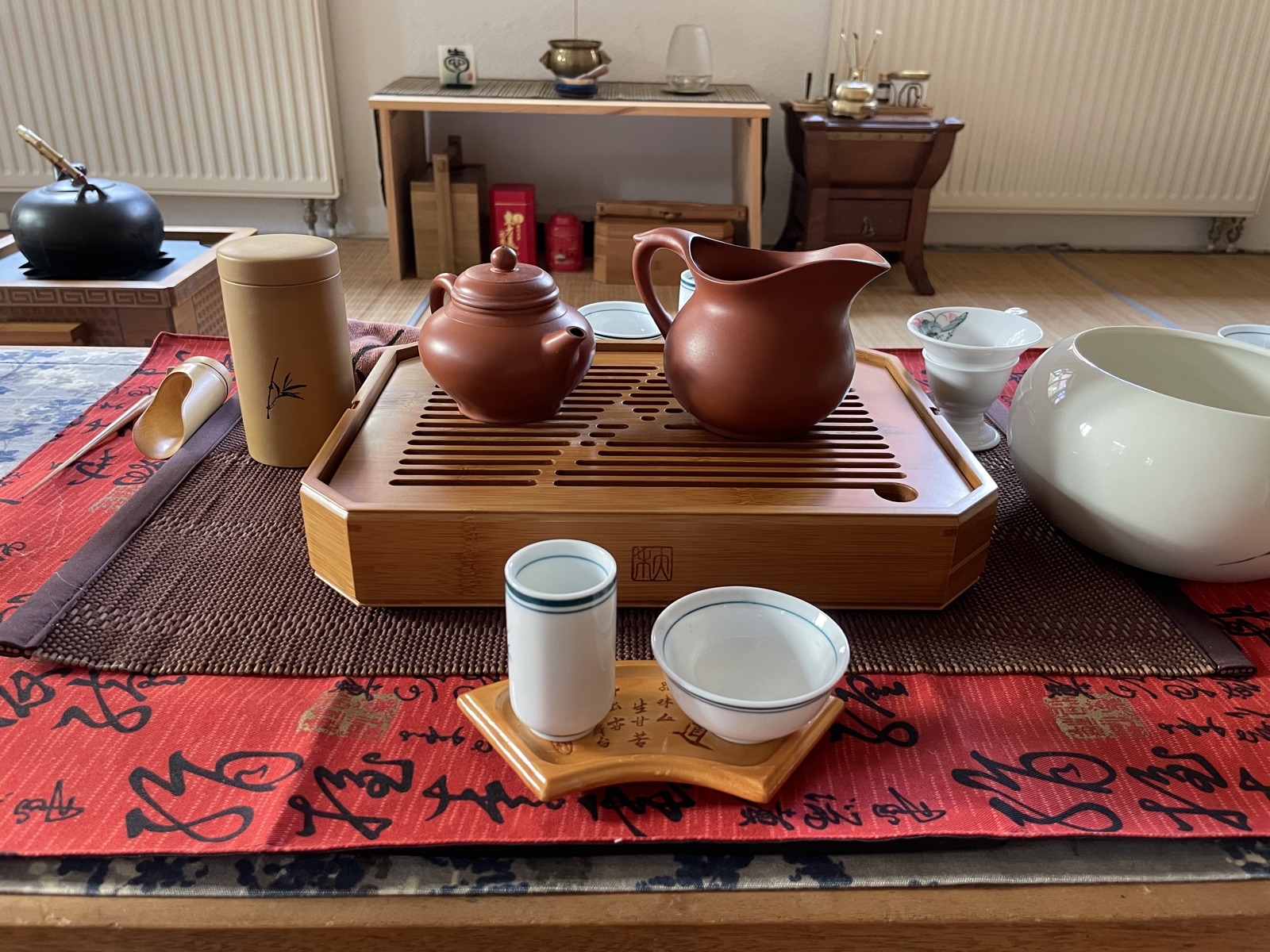 中国茶道的席面：紫砂壶、公道杯与茶盏置于竹制茶盘上