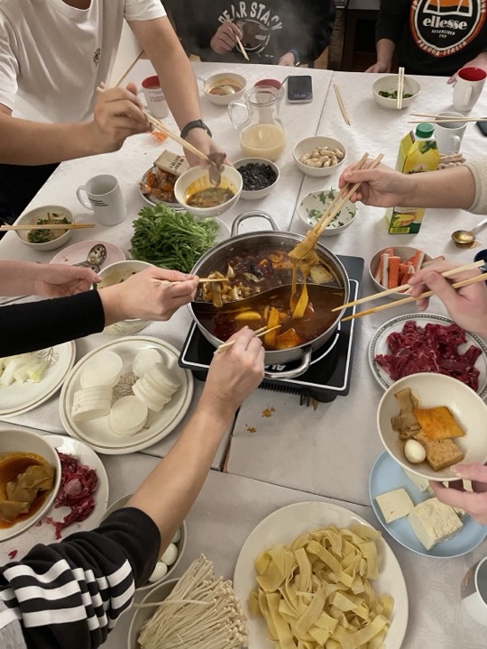 鸳鸯火锅，四周摆满蔬菜、肉片与豆腐