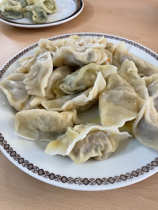 盘中盛著煮好的水饺